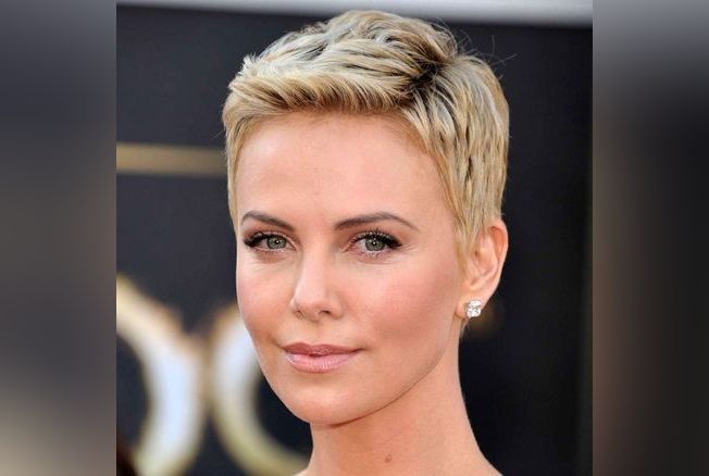 charlize-theron-avec-les-cheveux-courts-ddc1fdc3632eb49f1de781d403668aec45ffa676.jpg